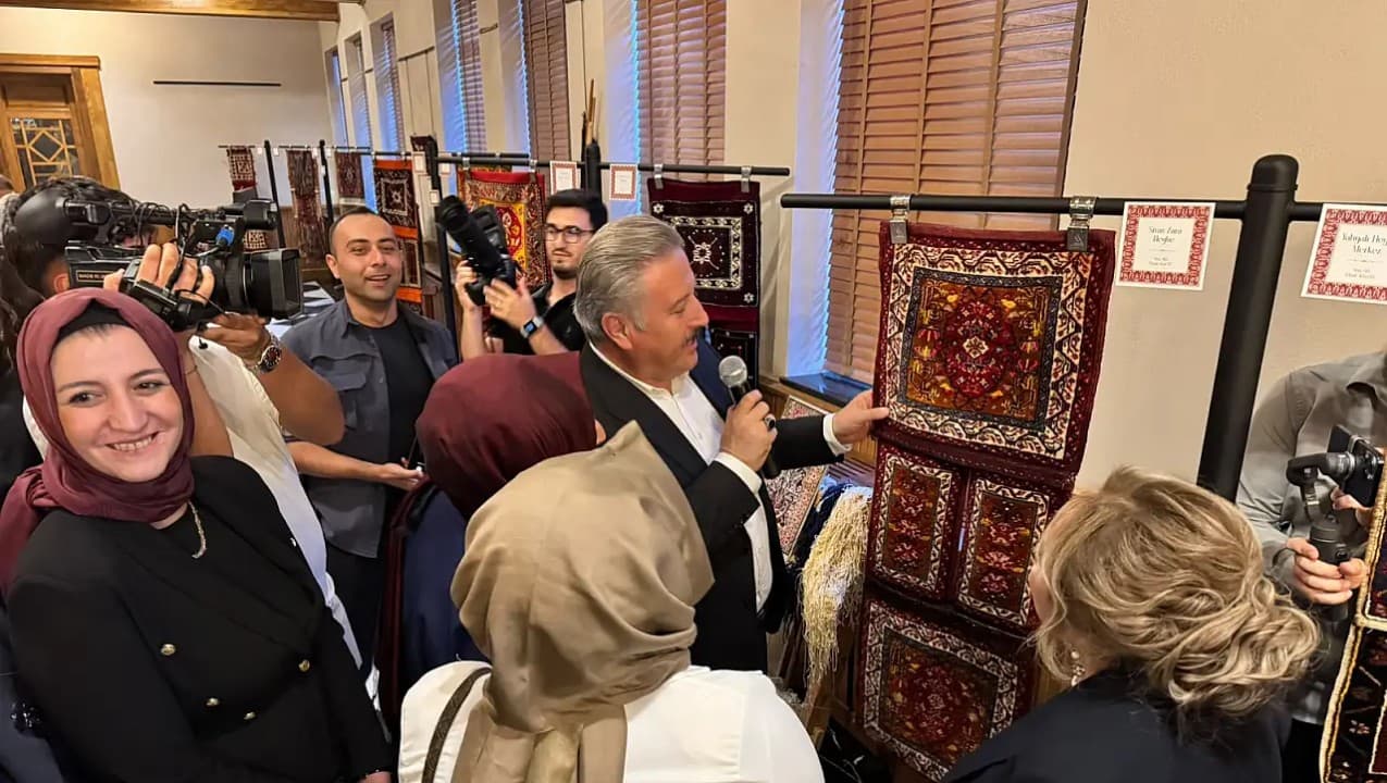 Kayseri'de Geleneksel El Sanatları Buluşması: Tezhip, Hat ve Ebru Sergisi Ziyarete Açıldı