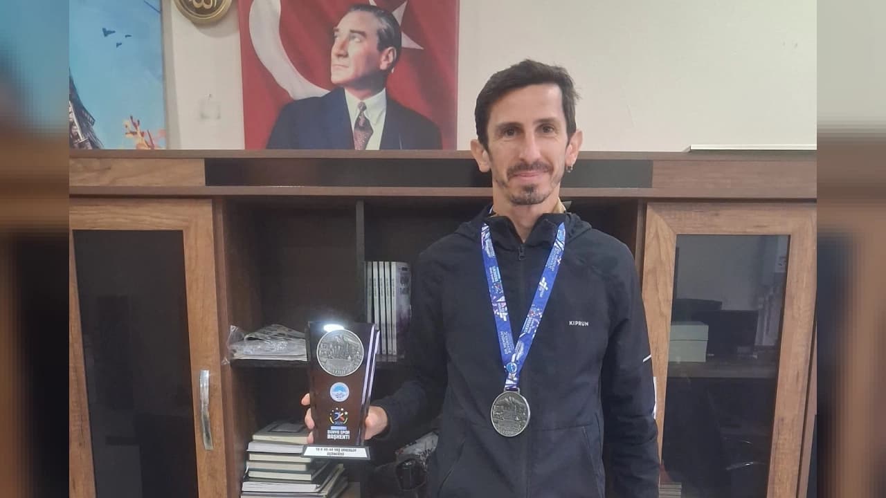 Uluslararası Kayseri Yarı Maratonu’nda Tarihi Başarı: Milli Atlet Alper Elmas Kürsüye Çıktı