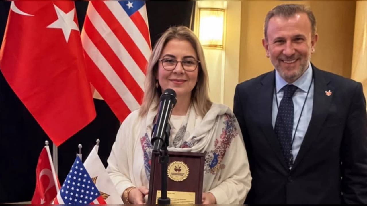Ferda Bakay Saka'ya Türk-Amerikan Ticari İlişkilerine Katkı Plaketi