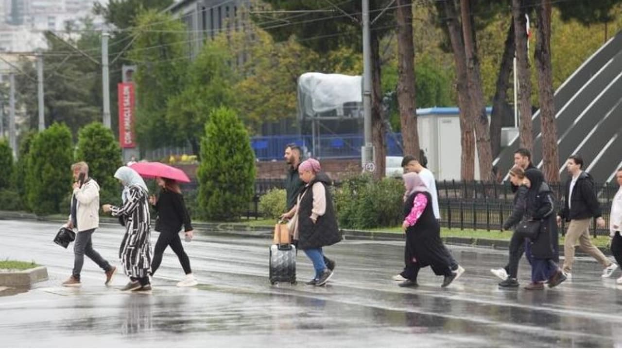 İstanbul ve Çok sayıda Kent İçin Yağış Uyarısı: Sıcaklıklar Hızla Düşüyor