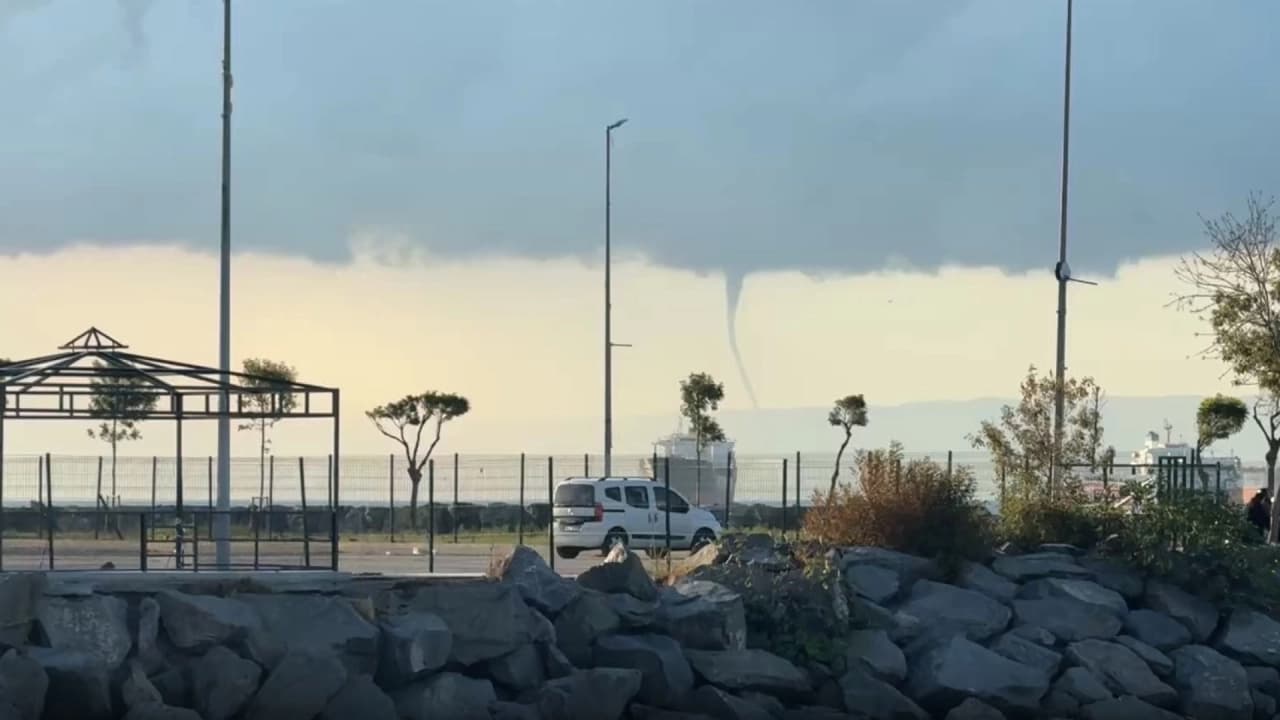 Marmara Denizi'nde Korkutan Manzara: Yalova Açıklarında Oluşan Hortum İstanbul'dan Görüldü