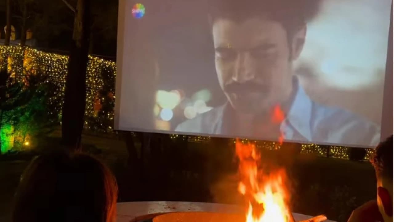 Sevdan Bir Ateş Dizisi Açık Hava Gösterimleriyle Ekran Heyecanını Sokaklara Taşıyor