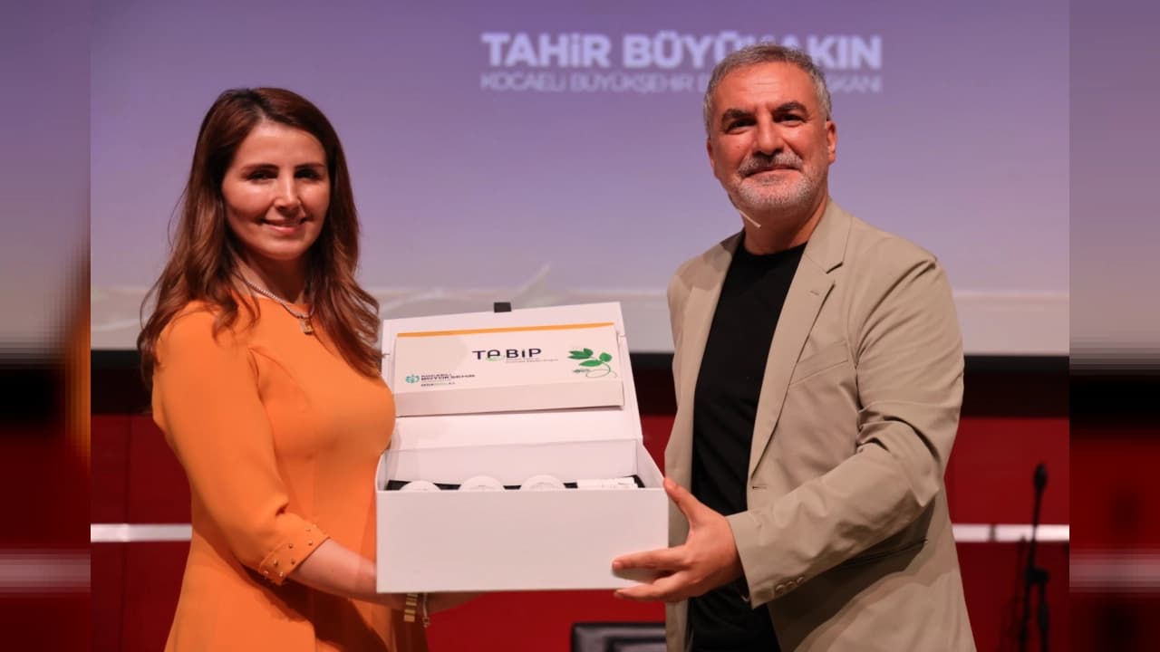 Yazar Tarık Tufan Kocaeli'de Okurlarıyla Buluştu: Gece Açan Çiçekler Tahlil Edildi