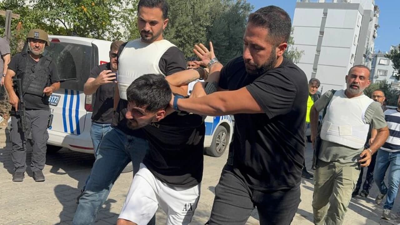 Adana'da Film Gibi Operasyon: Firari Hükümlü El Bombası ve Silahla Polise Direndi