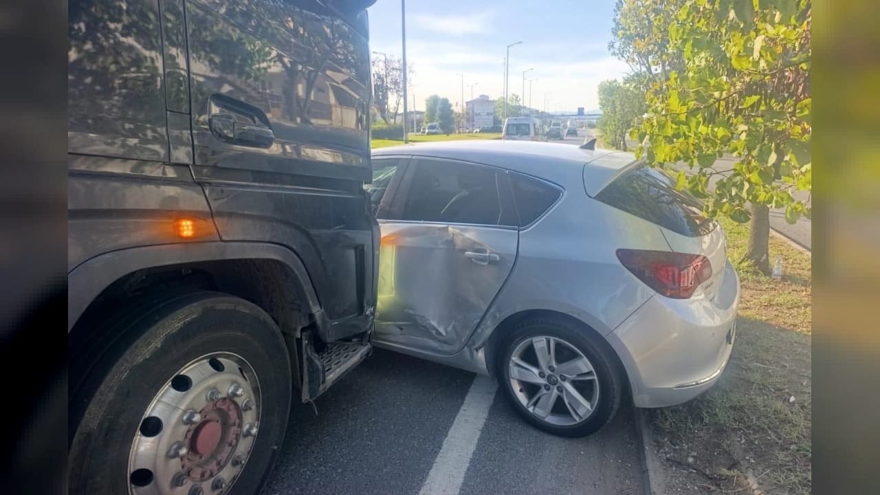 Düzce'de Tır ile Otomobil Çarpıştı: D-100'de Trafik Normale Döndü