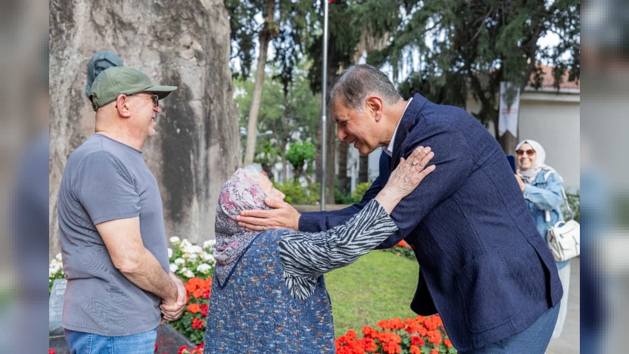 İzmir Büyükşehir Belediyesi'nden Emeklilere 4 Bin TL Destek Ödemesi
