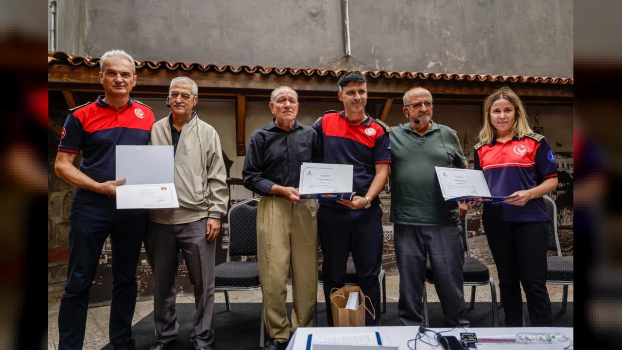 İzmir'de İtfaiyenin Duayenleri ve Gençleri 'Bir Ömür İtfaiye' Söyleşisinde Buluştu