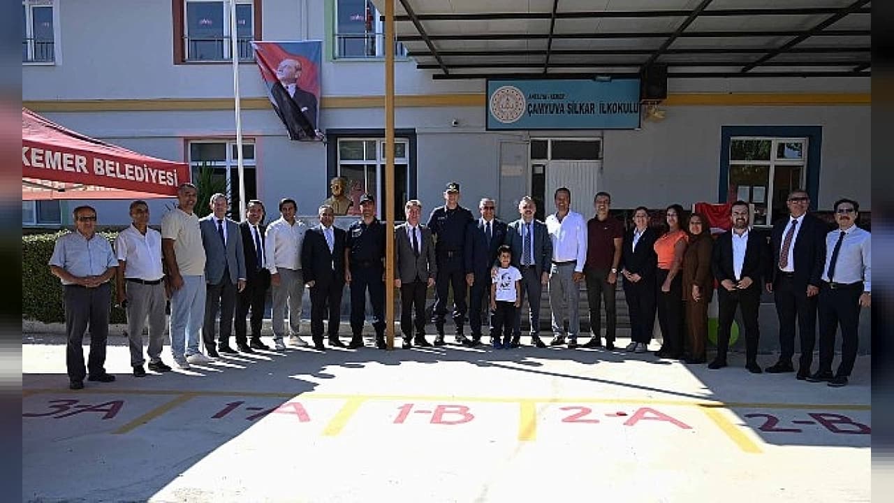 Kemer’de Çamyuva Silkar İlkokulu’ndaki Programa Protokol Akını