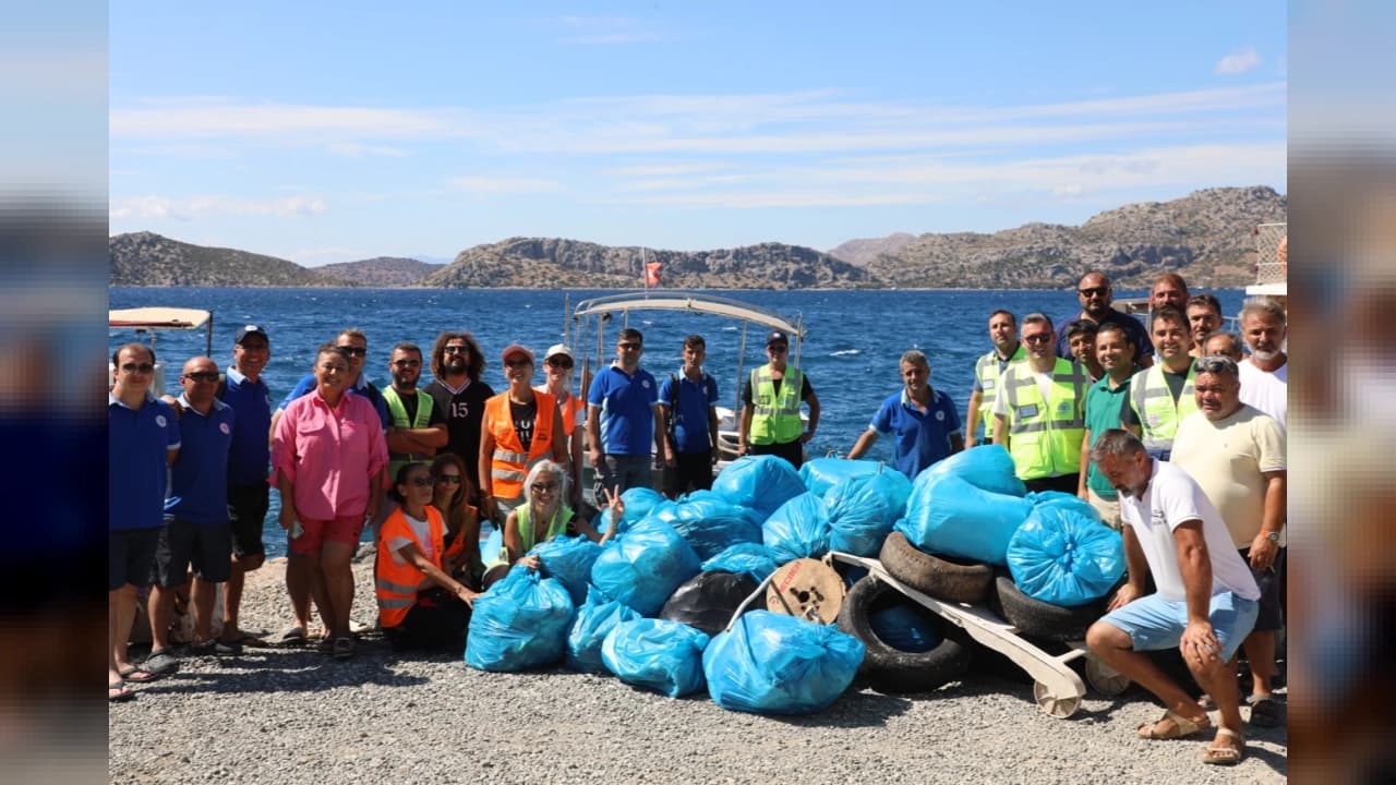 Marmaris Söğüt'te Kıyı Temizliği: Karayolu Olmayan Koylardan 1 Ton Plastik Atık Çıkarıldı