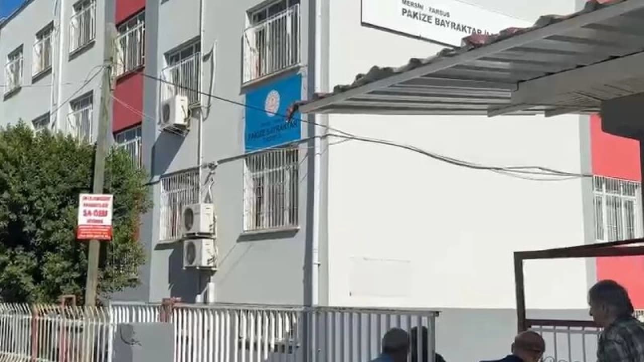 Mersin'de Şoke Eden Olay: İlkokul Öğrencisinin Çantasından Tabanca Çıktı