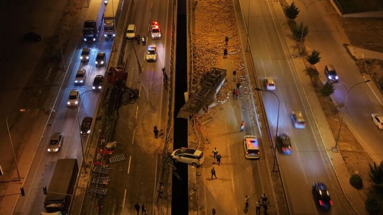 Afyonkarahisar'da Karşı Şeride Geçen TIR Dehşet Saçtı: 1 Ölü, 7 Yaralı