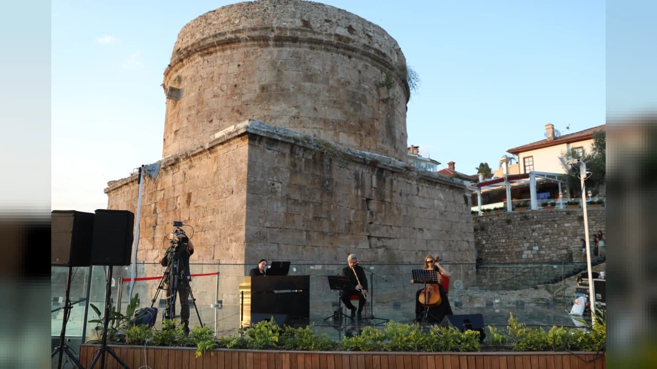 Antalya'da Tarihi Hıdırlık Kulesi'nde Gün Batımı Konserleri Coşkusu