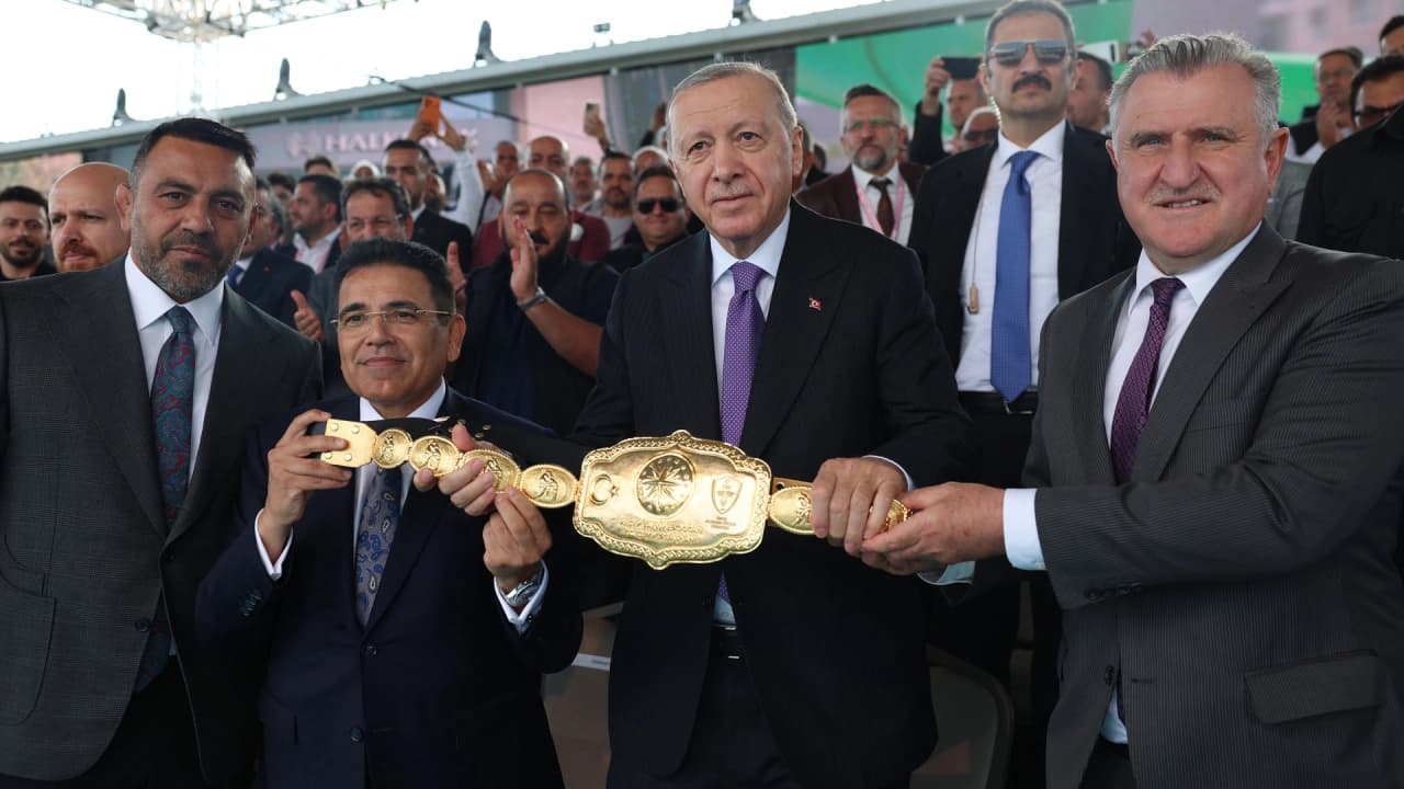 Cumhurbaşkanı Erdoğan'a Özel Takdim: Yağlı Güreş Finalini Atatürk Havalimanı'nda İzledi
