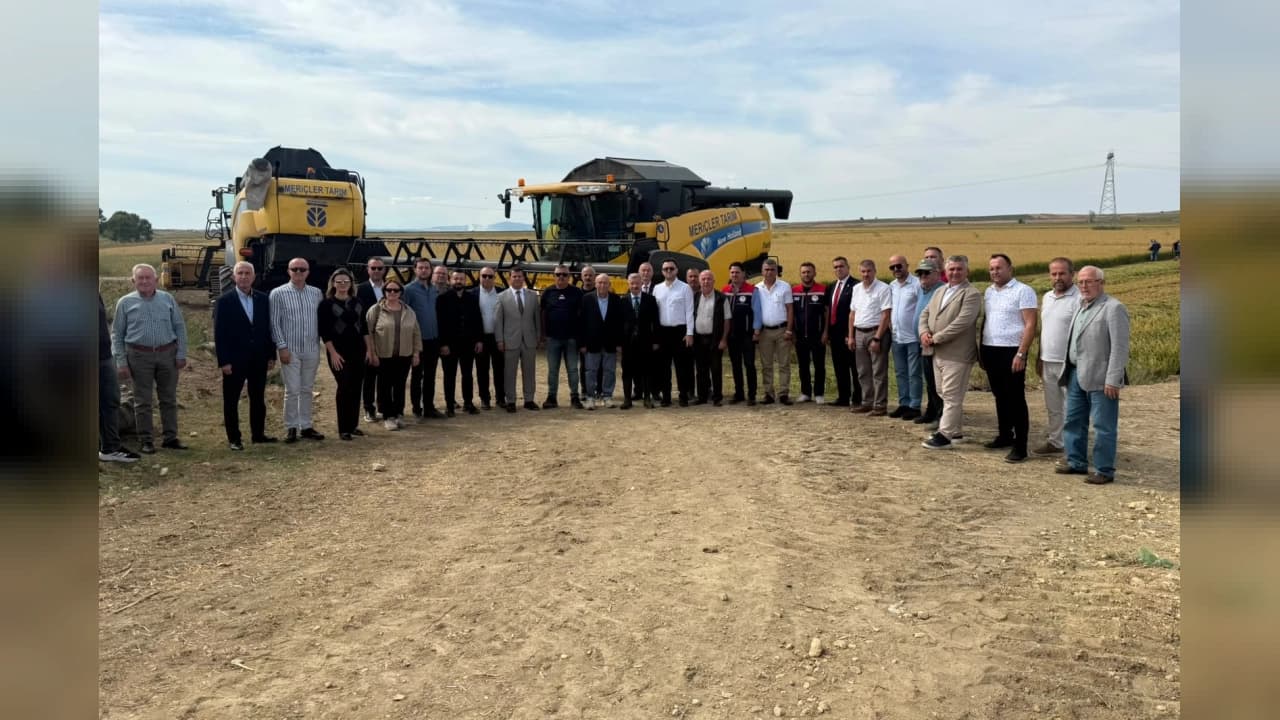 Edirne'de Çeltik Hasadı Coşkusu: Meriçler Tarım'ın İlk Ürünleri Toplandı