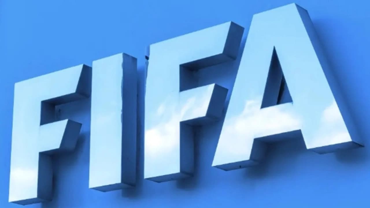 Fenerbahçe'ye FIFA'dan şok transfer yasağı: 3 dönem yasak getirildi