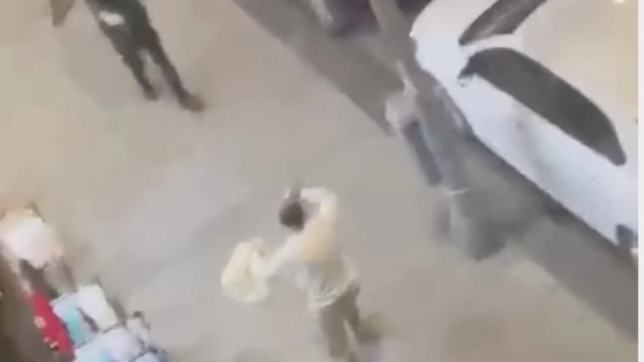 İstanbul Esenler'de Hareketli Dakikalar: Bıçaklı Şüpheli Polisin Ateşiyle Durduruldu