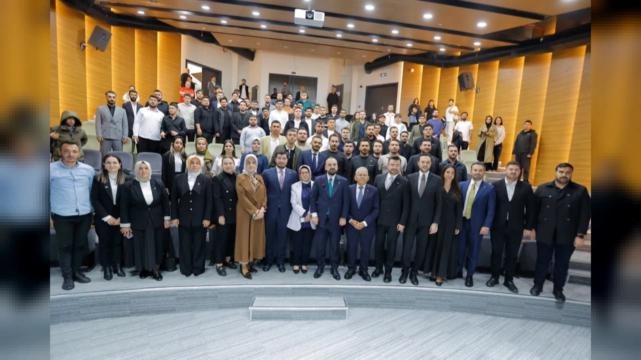 Kayseri’de Türkiye Yüzyılı Buluşmaları: Faruk Acar ve Memduh Büyükkılıç Esnaf ve Gençlerle Bir Araya Geldi