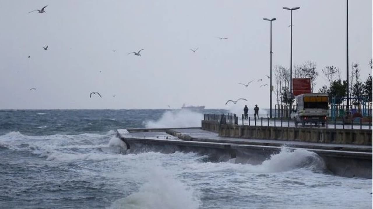 Marmara Denizi İçin Şiddetli Fırtına Uyarısı: Pazar Sabahına Kadar Sürecek