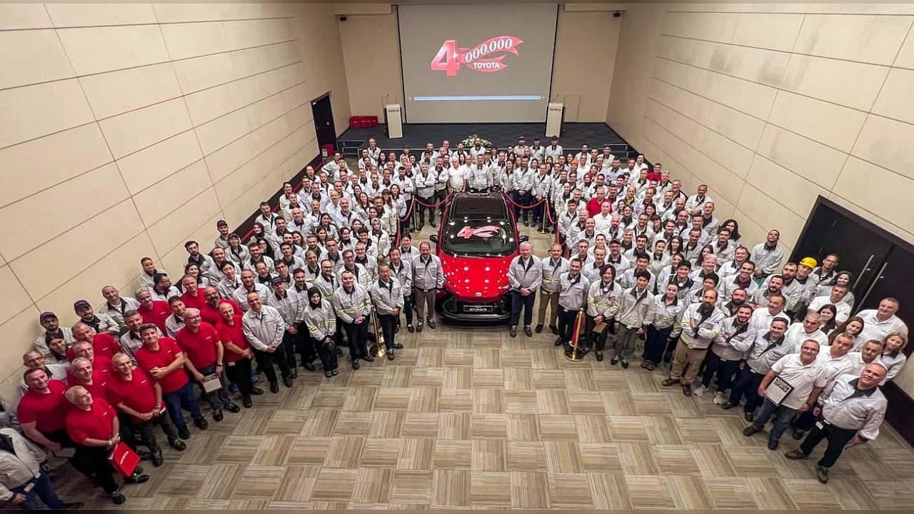 Toyota Türkiye'den Tarihi Rekor: Sakarya'da 4 Milyonuncu Araç Banttan İndi
