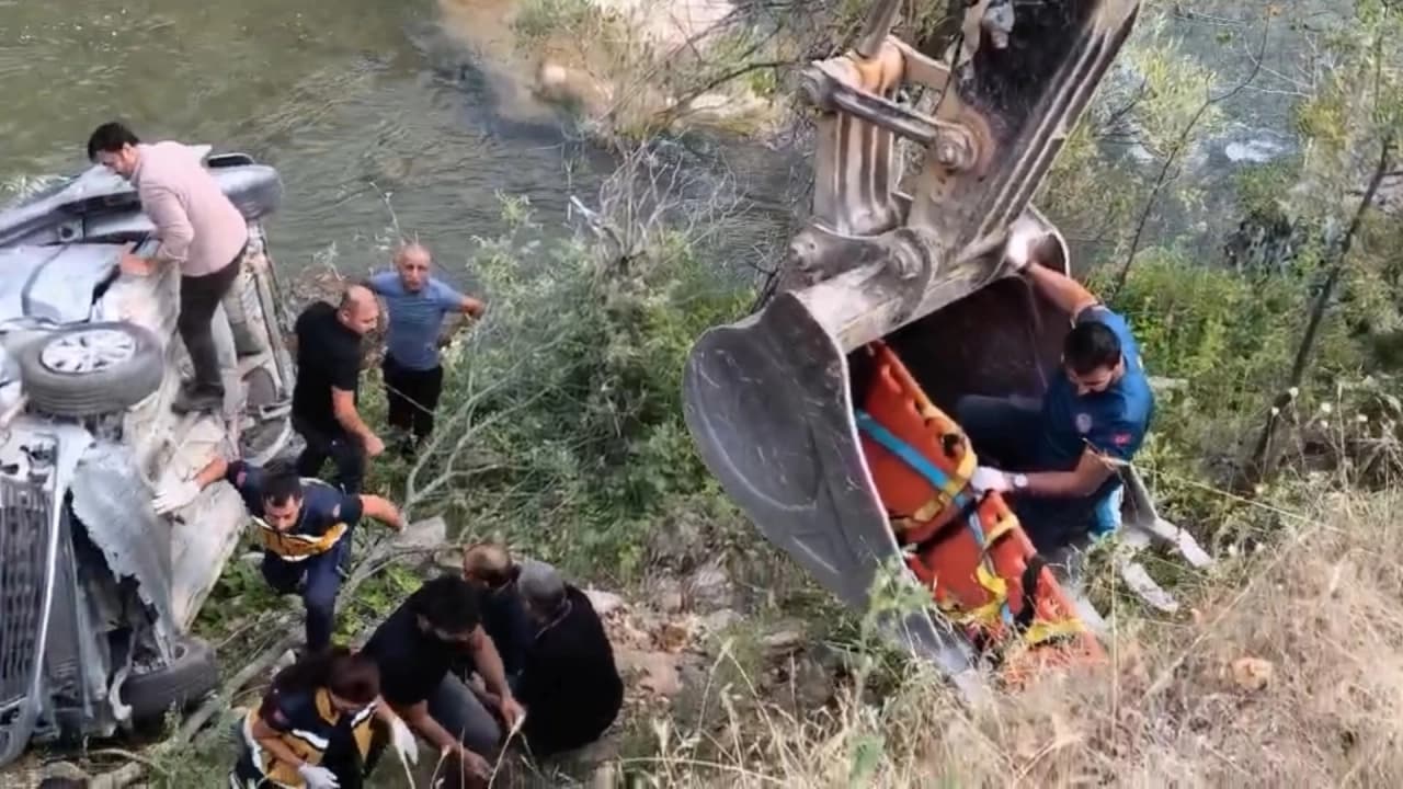 Tunceli-Erzincan Yolunda Kaza: Hafif Ticari Araç Çaya Devrildi, 2'si Ağır 5 Yaralı
