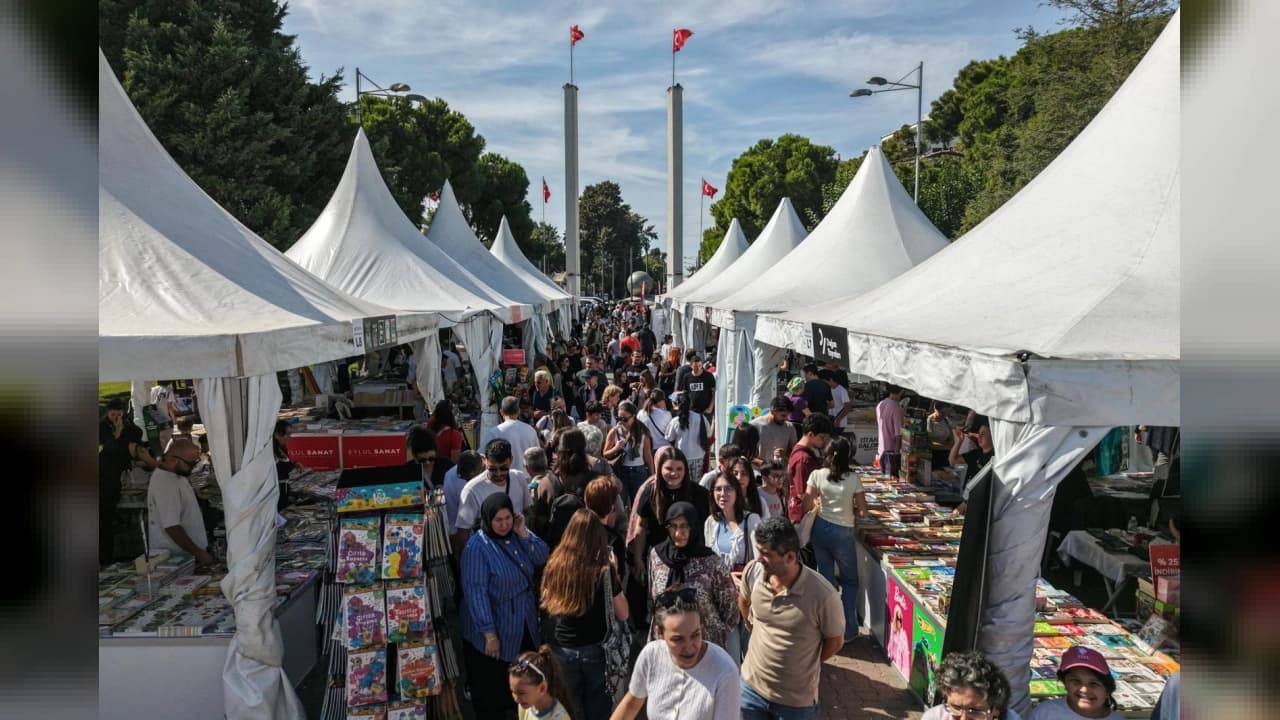 8. İZKİTAP Kültürpark'ta Ziyaretçi Akınına Uğradı: Fuar Bugün Kapanıyor