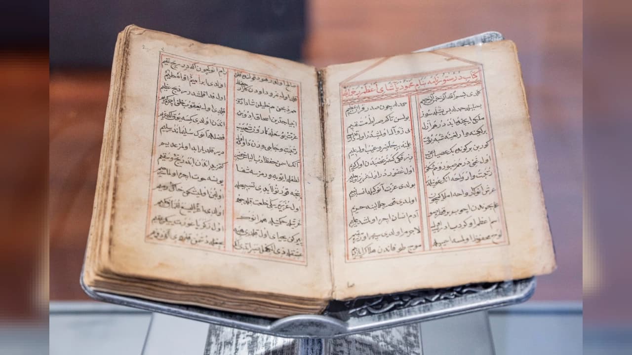 İzmir Milli Kütüphane'nin Nadir Eserleri İlk Kez Sergileniyor: Dünyada İki Nüshası Bulunan Düstûrnâme-i Enverî İzmir'de