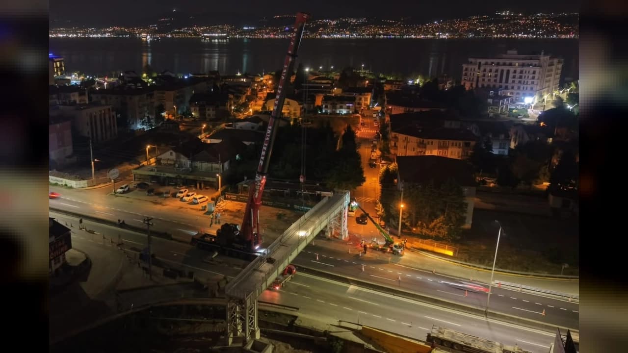 Kocaeli'de Dev Ulaşım Projesinde Kritik Aşama: 80 Tonluk Tabliye Monte Edildi