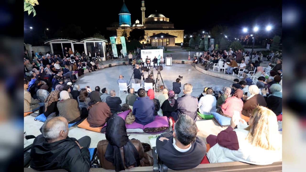 Konya'da 15. Uluslararası Mevlânâ Şiir Şöleni Gül Bahçesi'nde Büyüledi