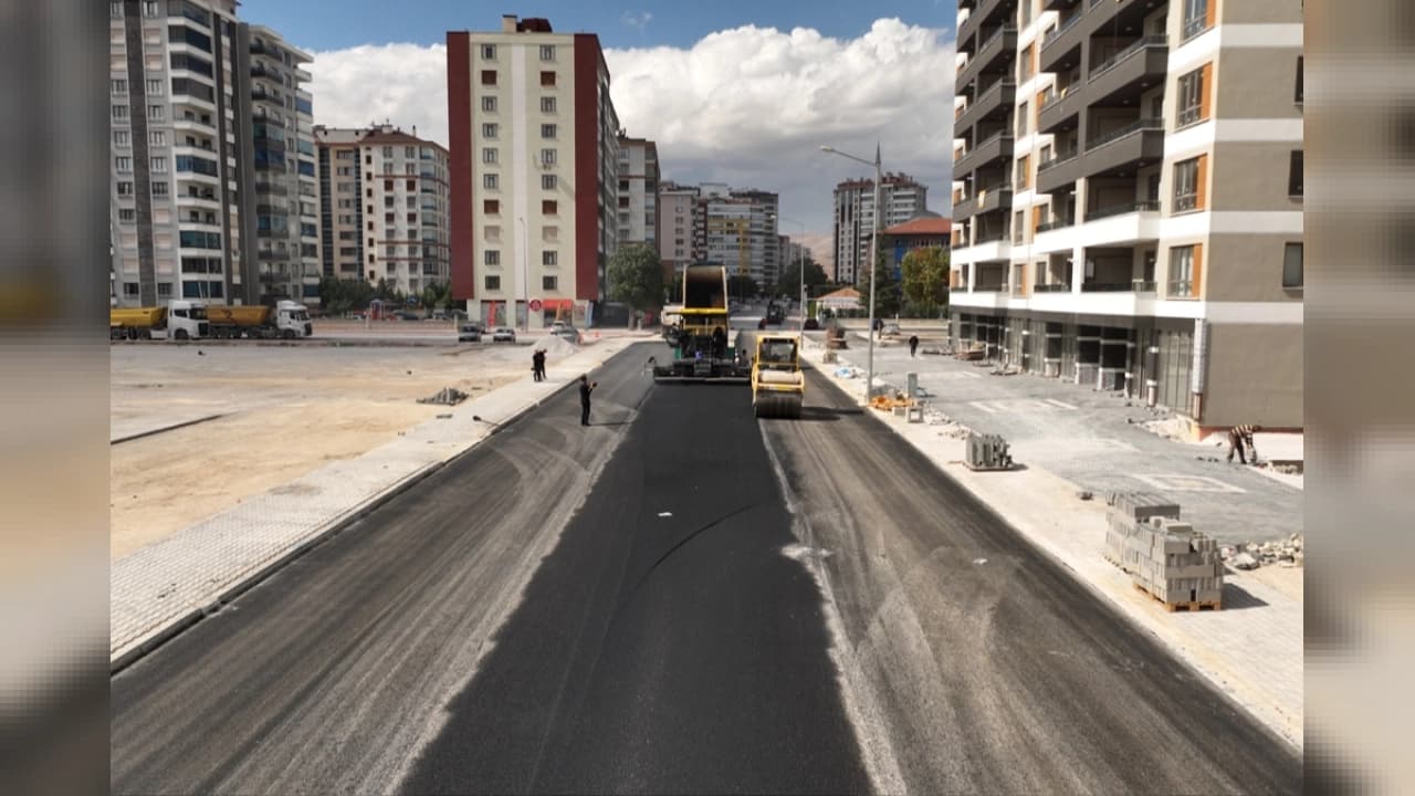 Konya Selçuklu'da Sıcak Asfalt Mesaisi: İki Sokakta Binlerce Ton Çalışma