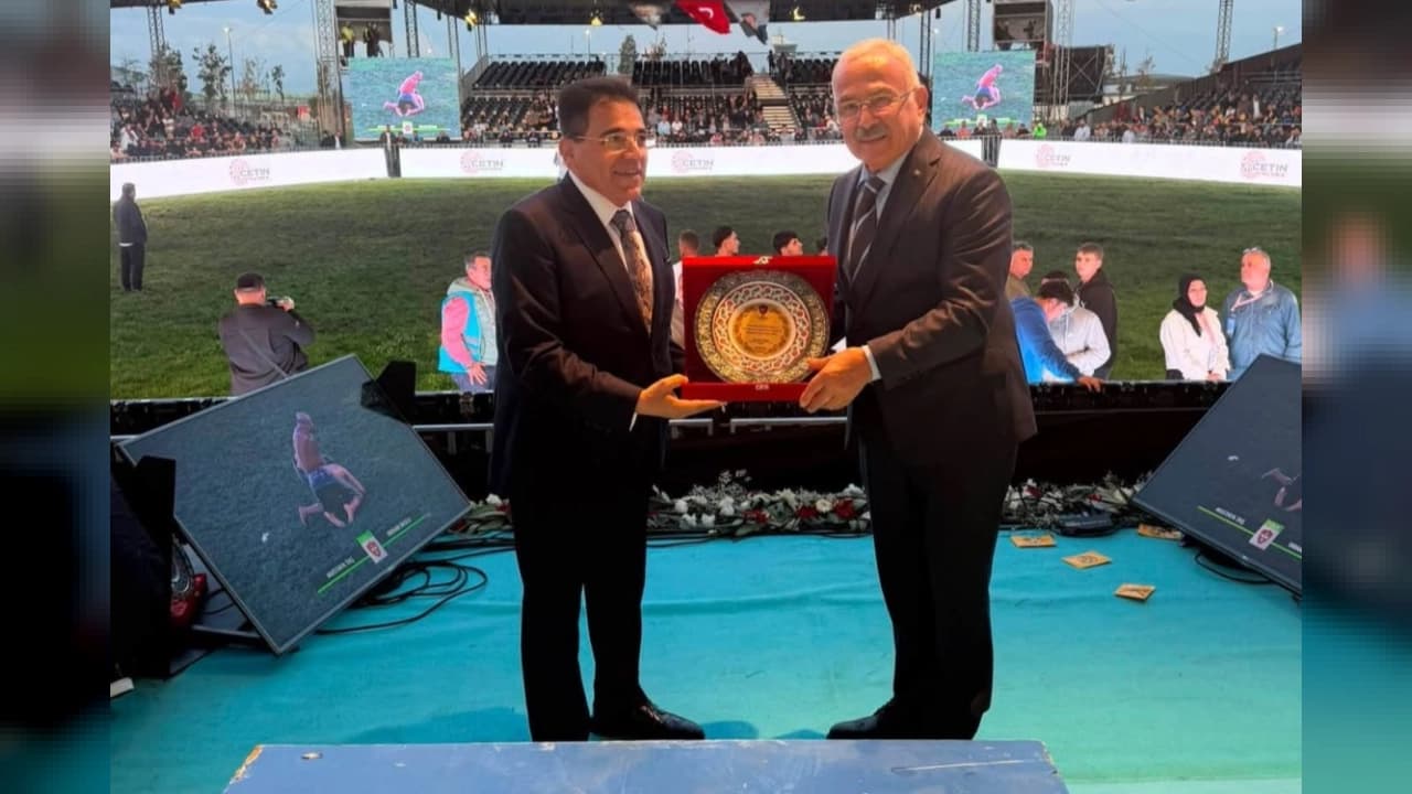 Ordu Büyükşehir Belediye Başkanı Mehmet Hilmi Güler'e Ata Sporu Yağlı Güreş İçin Anlamlı Plaket