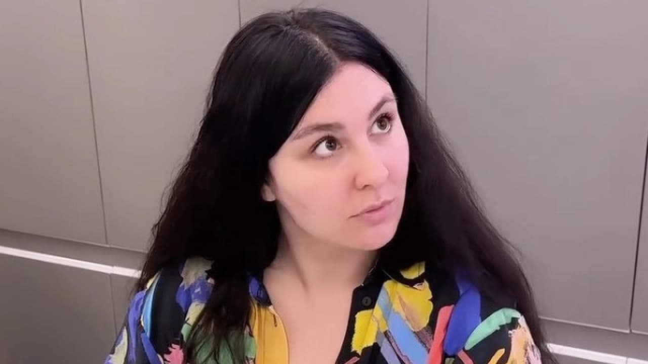 Yasemin Sakallıoğlu'ndan Çocukların Yüzünü Emojilerle Kapatan Ebeveynlere Sert Eleştiri: Görmediğim Bebeğe Altın Takmam