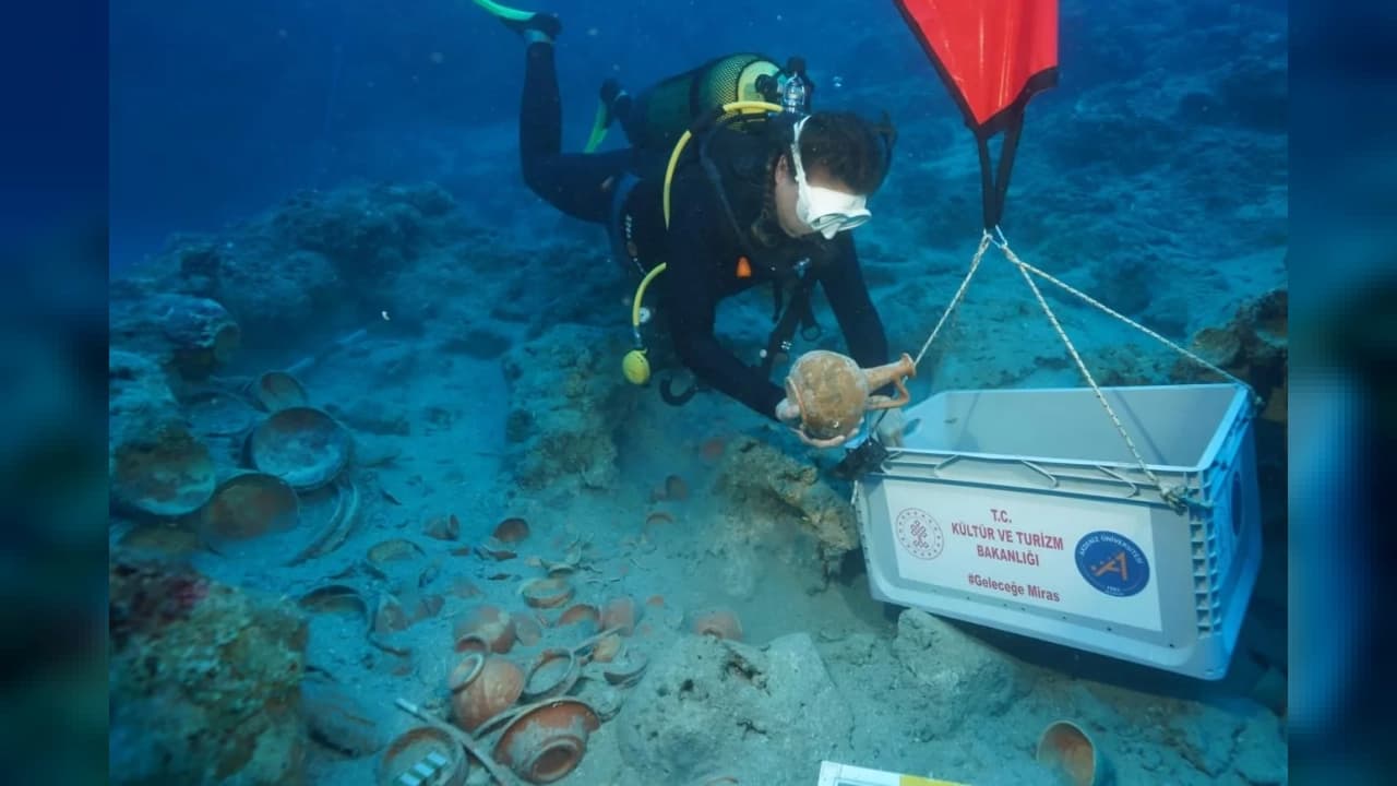 Antalya Adrasan Açıklarında 2 Bin 100 Yıllık Batık Bulundu: Binlerce Eser Çıkarıldı