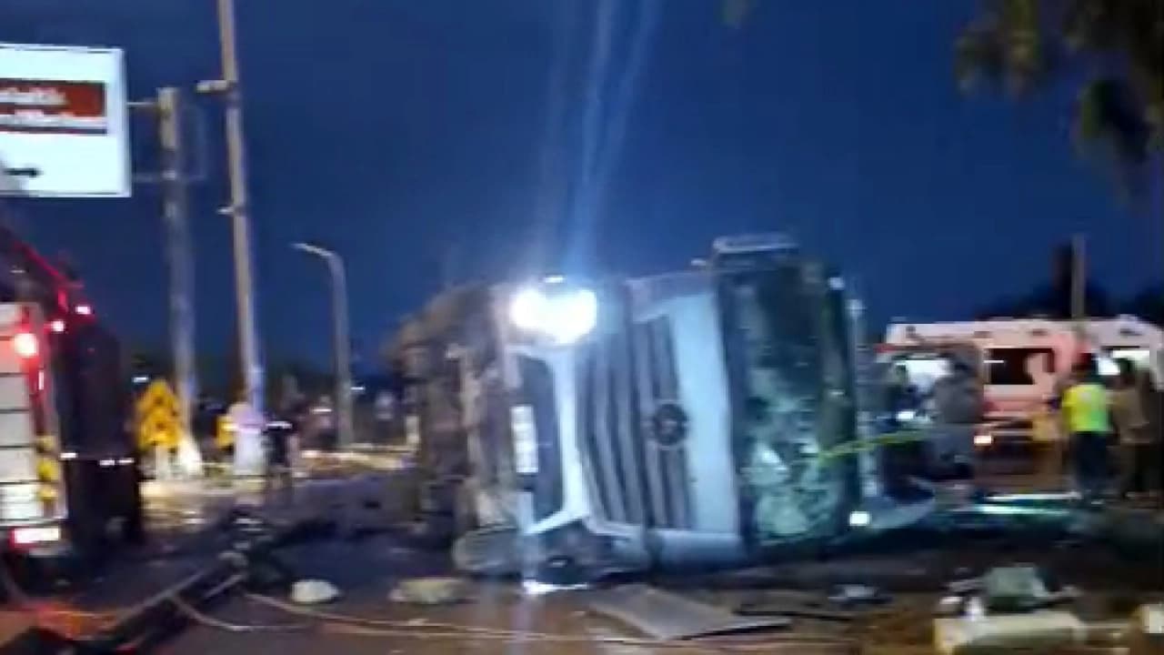 Antalya Manavgat'ta Feci Kaza: Durağa Devrilen TIR 2 Genç Kadının Canını Aldı