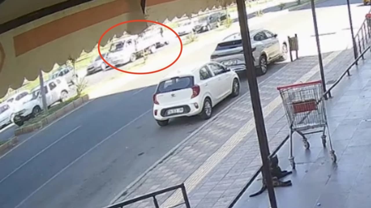 Diyarbakır'da Açılan Araç Kapısına Çarpan Motosikletli Kamyonetin Altında Can Verdi