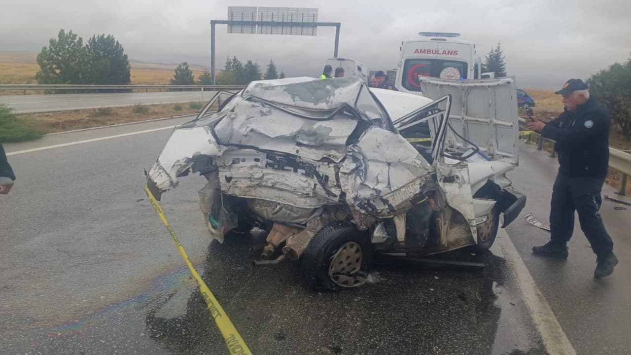 Eskişehir'de Feci Kaza: TIR'ın Biçtiği Otomobilde 2 Kişi Yaşamını Yitirdi
