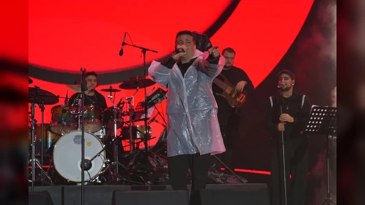 Galataport'ta Sağanağa Rağmen Coşku: Oğuzhan Koç İstanbul Kültür Yolu Festivali'nde Sahne Aldı