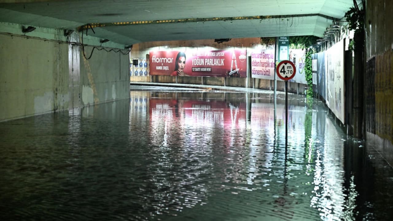 İstanbul'da Sağanak ve Fırtına Felaketi: Evleri Su Bastı, Ağaçlar Araçların Üzerine Devrildi