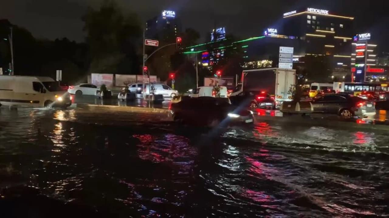 İstanbul'da Sağanak Yağış Hayatı Felç Etti: Zincirlikuyu Alt Geçidini Su Bastı, Seferler İptal