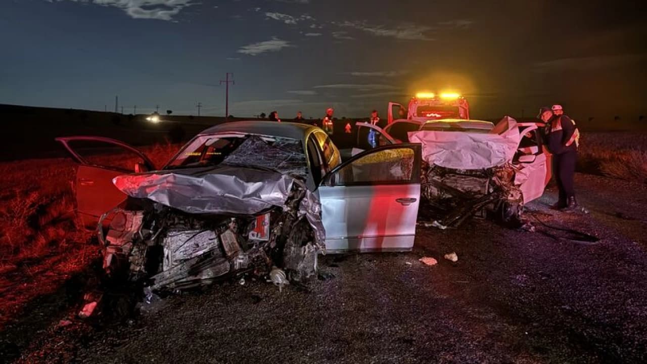 Karaman'da Feci Kaza: Otomobiller Kafa Kafaya Çarpıştı, 2 Ölü, 5 Yaralı