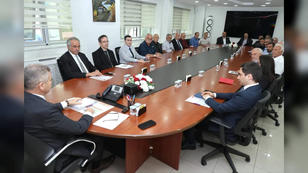 Artvin Valisi Turan Ergün'den Muhtarlarla Kapsamlı İstişare: Altyapı Yatırımları Hız Kesmiyor