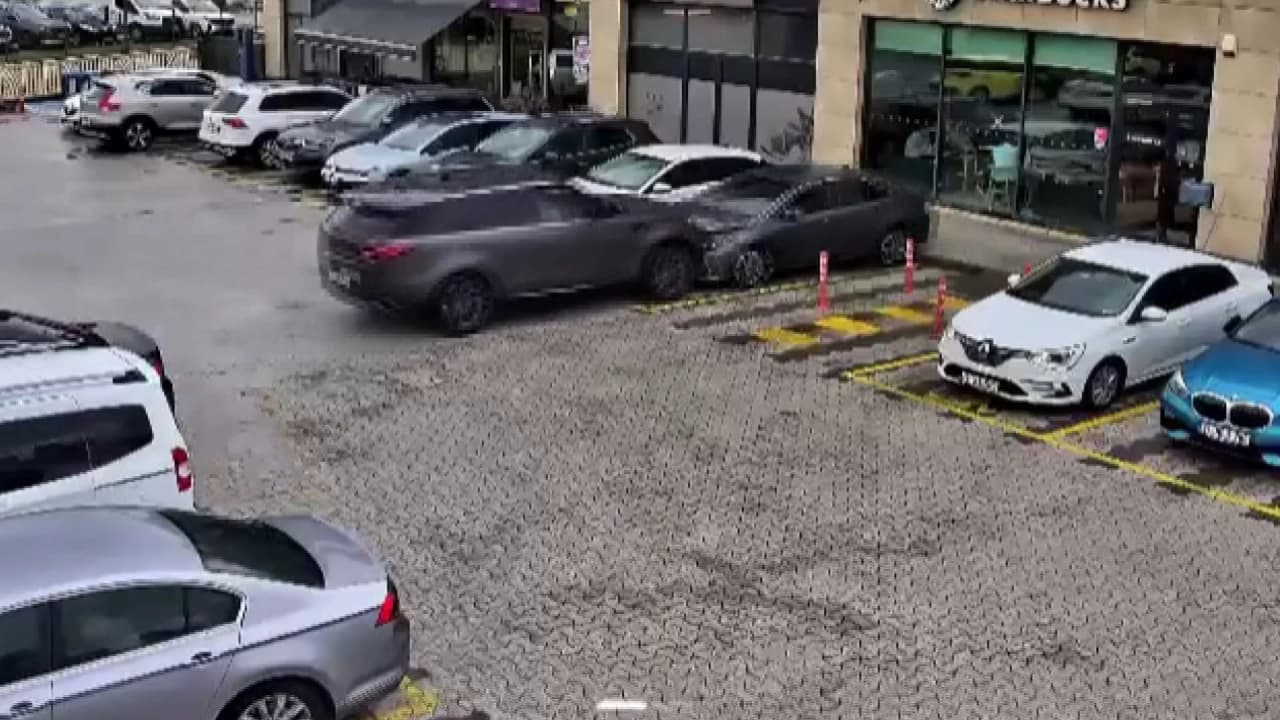 Çekmeköy’de Şok Kaza: Park Halindeki Otomobile Çarpan Cip Kafeye Daldı