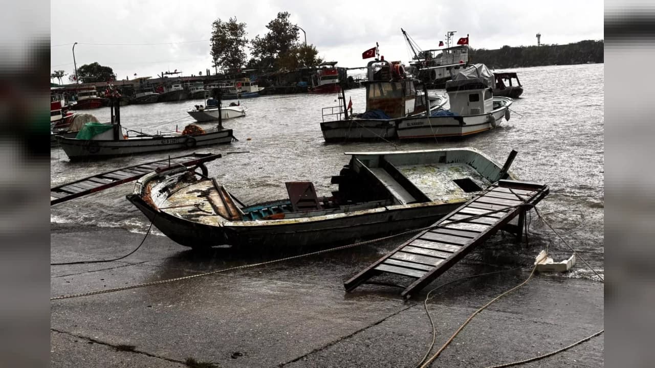 Düzce Akçakoca Fırtınası: Balıkçı Barınağı'nda 14 Tekne Zarar Gördü