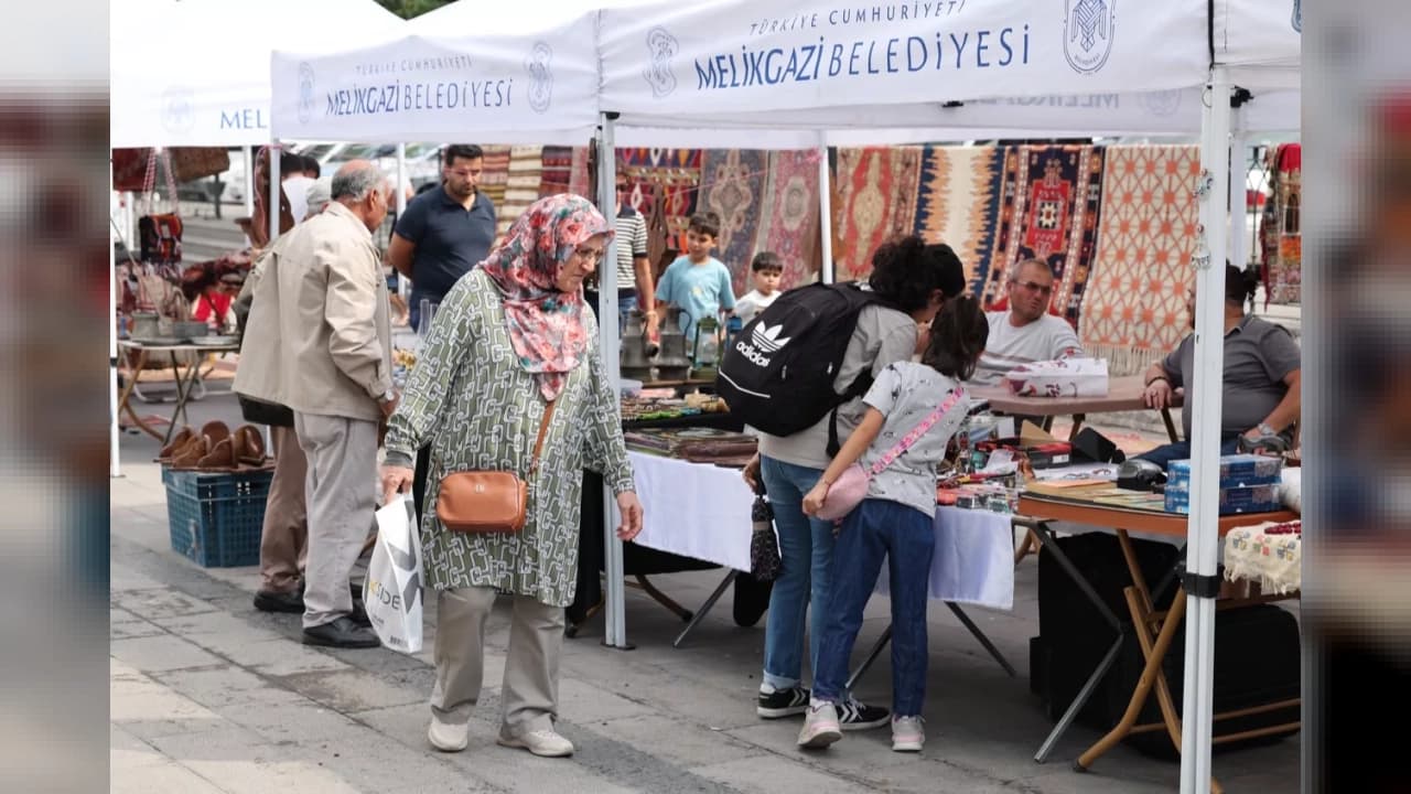 Kayseri'de Antika Pazarı Kuruldu: Koleksiyonerler Akın Etti