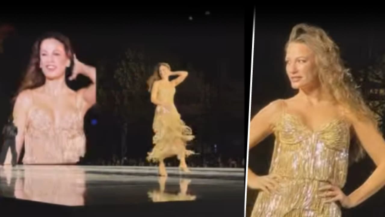 Serenay Sarıkaya Paris Moda Haftası'nda Eyfel Kulesi önünde podyuma çıktı