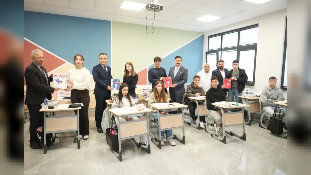 Yenişehir Belediyesi’nden Gençlere Büyük Eğitim Desteği: 120 Öğrenciye 3 Bin Kitaplık Set