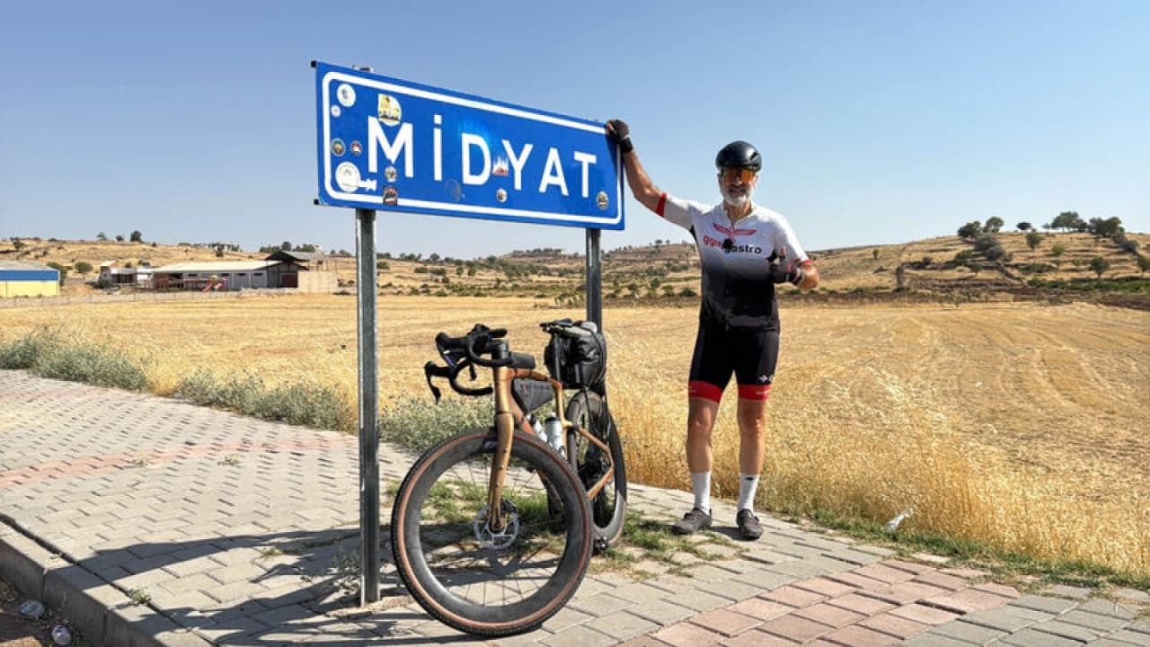 İsviçre'den Midyat'a 4 Bin 500 Kilometrelik Pedal: Murat Yarbuğ'un Anlamlı Yolculuğu