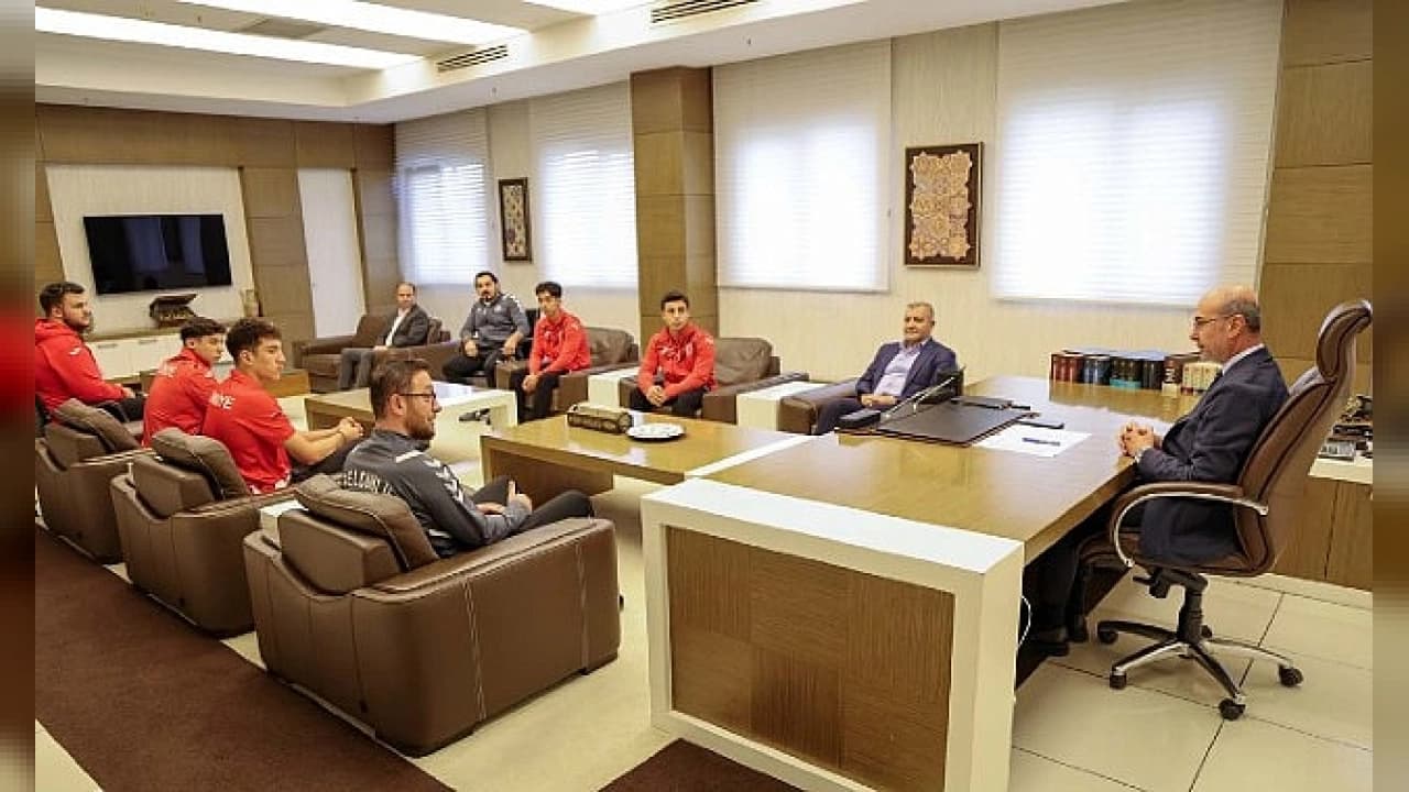 Selçuklu Belediyesporlu Milli Sporcular Ahmet Pekyatırmacı'nın Konuğu Oldu