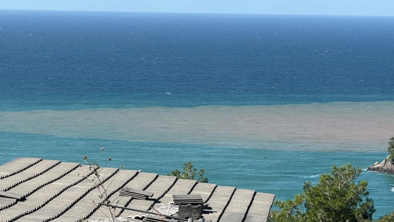 Bartın'da Üç Günlük Yağışın Ardından Deniz Kahverengiye Döndü