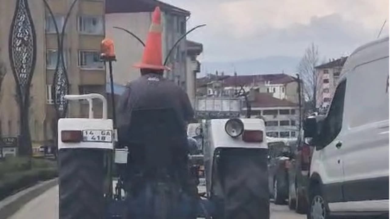 Bolu'da Şaşırtan Görüntü: Traktör Sürücüsü Başına Trafik Dubası Takarak İlerledi