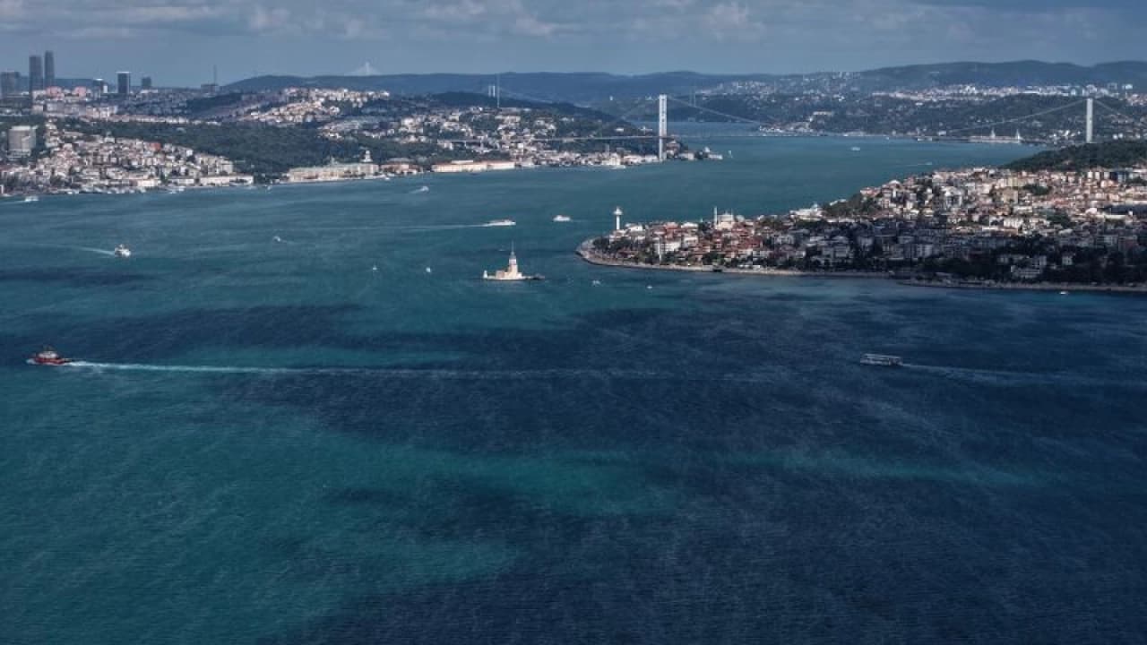 İstanbul Boğazı'nda alg patlaması: Sular turkuaza döndü